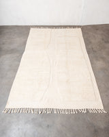 Moderner, handgefertigter Berber-Teppich aus Marokko. Beniourain-Teppich mit minimalistischem Design, natürlichem Wollflor und flauschiger Textur.
