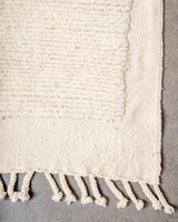 Moderner, handgefertigter Berber-Teppich aus Marokko. Beniourain-Teppich mit minimalistischem Design, natürlichem Wollflor und flauschiger Textur.