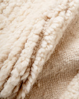 Moderner, handgefertigter Berber-Teppich aus Marokko. Beniourain-Teppich mit minimalistischem Design, natürlichem Wollflor und flauschiger Textur.