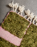 Moderner, handgefertigter Berber-Teppich aus Marokko. Beniourain-Teppich mit schönen Farben und Mustern und flauschiger Wollstruktur.
