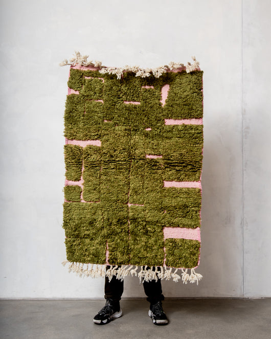 Moderner, handgefertigter Berber-Teppich aus Marokko. Beniourain-Teppich mit schönen Farben und Mustern und flauschiger Wollstruktur.