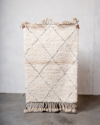 Moderner, handgefertigter Berber-Teppich aus Marokko. Beniourain-Teppich mit minimalistischem Design, natürlichem Wollflor und flauschiger Textur.
