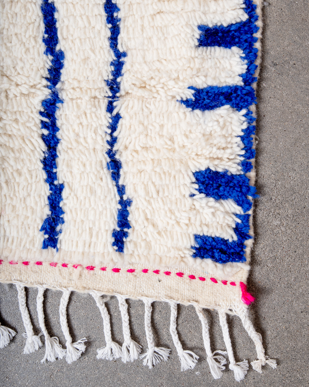 Modern designer handcrafted Berber rug from Morocco. Azilal rug with beautiful colors and patterns. Made of sheep’s wool and colourful cotton.