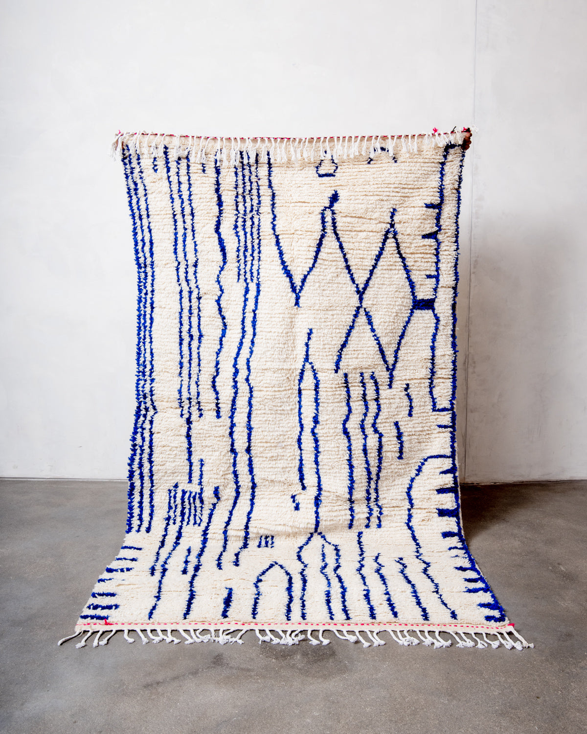 Modern designer handcrafted Berber rug from Morocco. Azilal rug with beautiful colors and patterns. Made of sheep’s wool and colourful cotton.