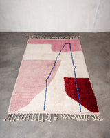 Moderner, handgefertigter Berber-Teppich aus Marokko. Beniourain-Teppich mit schönen Farben und Mustern und flauschiger Wollstruktur.