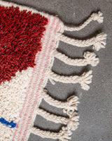 Moderner, handgefertigter Berber-Teppich aus Marokko. Beniourain-Teppich mit schönen Farben und Mustern und flauschiger Wollstruktur.