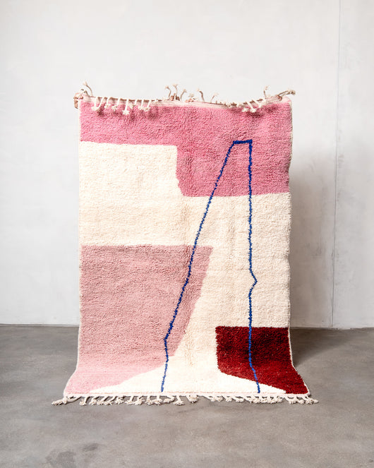Moderner, handgefertigter Berber-Teppich aus Marokko. Beniourain-Teppich mit schönen Farben und Mustern und flauschiger Wollstruktur.