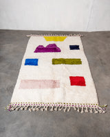 Moderner, handgefertigter Berber-Teppich aus Marokko. Beniourain-Teppich mit schönen Farben und Mustern und flauschiger Wollstruktur.