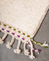 Moderner, handgefertigter Berber-Teppich aus Marokko. Beniourain-Teppich mit schönen Farben und Mustern und flauschiger Wollstruktur.