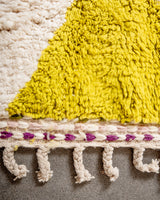 Moderner, handgefertigter Berber-Teppich aus Marokko. Beniourain-Teppich mit schönen Farben und Mustern und flauschiger Wollstruktur.