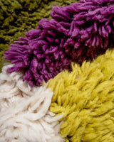 Moderner, handgefertigter Berber-Teppich aus Marokko. Beniourain-Teppich mit schönen Farben und Mustern und flauschiger Wollstruktur.