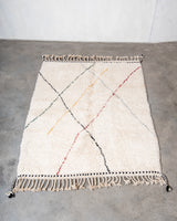 Moderner, handgefertigter Berber-Teppich aus Marokko. Beniourain-Teppich mit schönen Farben und Mustern und flauschiger Wollstruktur.