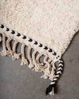 Moderner, handgefertigter Berber-Teppich aus Marokko. Beniourain-Teppich mit schönen Farben und Mustern und flauschiger Wollstruktur.