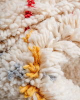 Moderner, handgefertigter Berber-Teppich aus Marokko. Beniourain-Teppich mit schönen Farben und Mustern und flauschiger Wollstruktur.