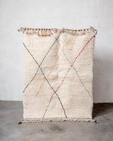 Moderner, handgefertigter Berber-Teppich aus Marokko. Beniourain-Teppich mit schönen Farben und Mustern und flauschiger Wollstruktur.