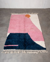 Moderner, handgefertigter Berber-Teppich aus Marokko. Beniourain-Teppich mit schönen Farben und Mustern und flauschiger Wollstruktur.