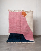 Moderner, handgefertigter Berber-Teppich aus Marokko. Beniourain-Teppich mit schönen Farben und Mustern und flauschiger Wollstruktur.