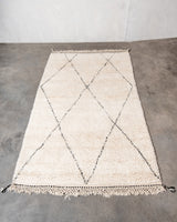 Moderner, handgefertigter Berber-Teppich aus Marokko. Beniourain-Teppich mit minimalistischem Design, natürlichem Wollflor und flauschiger Textur.
