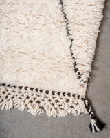 Moderner, handgefertigter Berber-Teppich aus Marokko. Beniourain-Teppich mit minimalistischem Design, natürlichem Wollflor und flauschiger Textur.