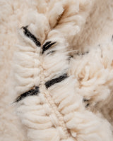 Moderner, handgefertigter Berber-Teppich aus Marokko. Beniourain-Teppich mit minimalistischem Design, natürlichem Wollflor und flauschiger Textur.