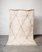 Moderner, handgefertigter Berber-Teppich aus Marokko. Beniourain-Teppich mit minimalistischem Design, natürlichem Wollflor und flauschiger Textur.