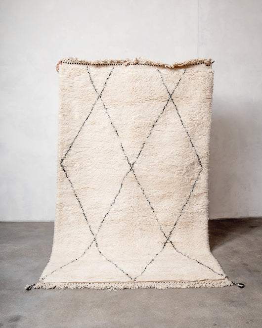 Moderner, handgefertigter Berber-Teppich aus Marokko. Beniourain-Teppich mit minimalistischem Design, natürlichem Wollflor und flauschiger Textur.