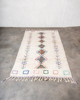 Moderner, handgefertigter Berber-Teppich aus Marokko. Beniourain-Teppich mit schönen Farben und Mustern und flauschiger Wollstruktur.