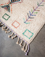 Moderner, handgefertigter Berber-Teppich aus Marokko. Beniourain-Teppich mit schönen Farben und Mustern und flauschiger Wollstruktur.