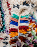 Moderner, handgefertigter Berber-Teppich aus Marokko. Beniourain-Teppich mit schönen Farben und Mustern und flauschiger Wollstruktur.
