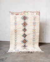 Moderner, handgefertigter Berber-Teppich aus Marokko. Beniourain-Teppich mit schönen Farben und Mustern und flauschiger Wollstruktur.