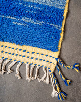 Moderner, handgefertigter Berber-Teppich aus Marokko. Beniourain-Teppich mit schönen Farben und Mustern und flauschiger Wollstruktur.