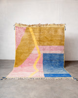 Moderner, handgefertigter Berber-Teppich aus Marokko. Beniourain-Teppich mit schönen Farben und Mustern und flauschiger Wollstruktur.