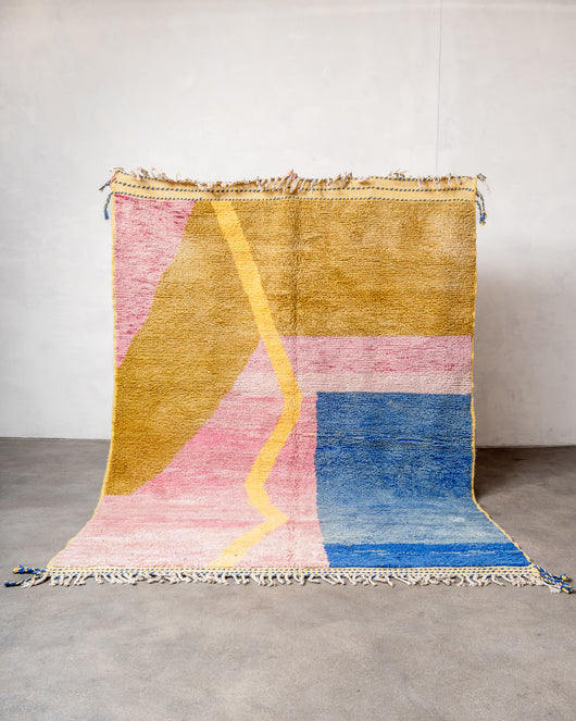 Moderner, handgefertigter Berber-Teppich aus Marokko. Beniourain-Teppich mit schönen Farben und Mustern und flauschiger Wollstruktur.