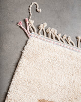 Moderner, handgefertigter Berber-Teppich aus Marokko. Beniourain-Teppich mit schönen Farben und Mustern und flauschiger Wollstruktur.