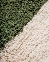 Moderner, handgefertigter Berber-Teppich aus Marokko. Beniourain-Teppich mit schönen Farben und Mustern und flauschiger Wollstruktur.