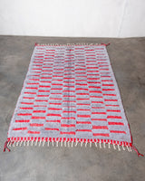 Moderner, handgefertigter Berber-Teppich aus Marokko. Beniourain-Teppich mit schönen Farben und Mustern und flauschiger Wollstruktur.