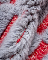 Moderner, handgefertigter Berber-Teppich aus Marokko. Beniourain-Teppich mit schönen Farben und Mustern und flauschiger Wollstruktur.