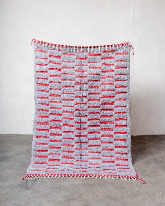 Moderner, handgefertigter Berber-Teppich aus Marokko. Beniourain-Teppich mit schönen Farben und Mustern und flauschiger Wollstruktur.