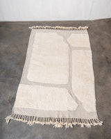 Moderner, handgefertigter Berber-Teppich aus Marokko. Beniourain-Teppich mit schönen Farben und Mustern und flauschiger Wollstruktur.