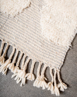 Moderner, handgefertigter Berber-Teppich aus Marokko. Beniourain-Teppich mit schönen Farben und Mustern und flauschiger Wollstruktur.