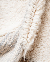Moderner, handgefertigter Berber-Teppich aus Marokko. Beniourain-Teppich mit schönen Farben und Mustern und flauschiger Wollstruktur.