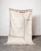 Moderner, handgefertigter Berber-Teppich aus Marokko. Beniourain-Teppich mit schönen Farben und Mustern und flauschiger Wollstruktur.