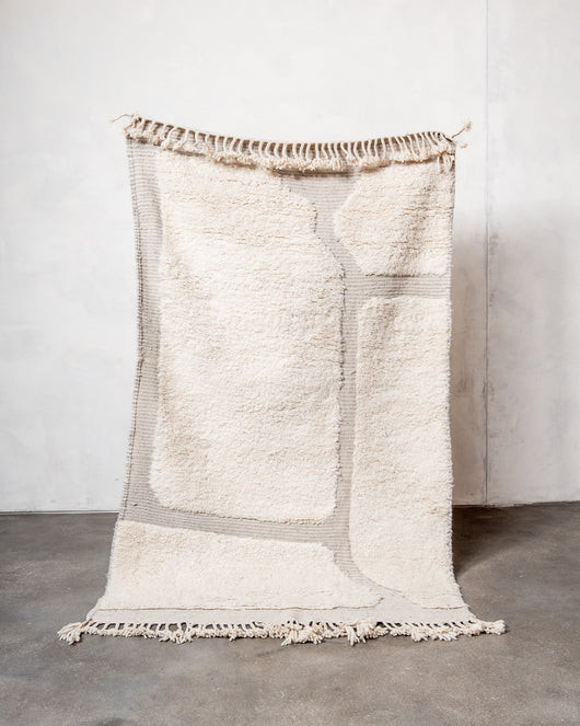 Moderner, handgefertigter Berber-Teppich aus Marokko. Beniourain-Teppich mit schönen Farben und Mustern und flauschiger Wollstruktur.