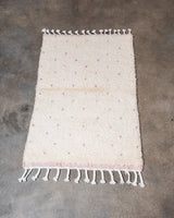 Moderner, handgefertigter Berber-Teppich aus Marokko. Beniourain-Teppich mit schönen Farben und Mustern und flauschiger Wollstruktur.