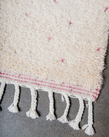 Moderner, handgefertigter Berber-Teppich aus Marokko. Beniourain-Teppich mit schönen Farben und Mustern und flauschiger Wollstruktur.