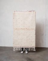Moderner, handgefertigter Berber-Teppich aus Marokko. Beniourain-Teppich mit schönen Farben und Mustern und flauschiger Wollstruktur.