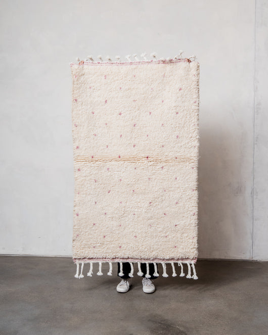 Moderner, handgefertigter Berber-Teppich aus Marokko. Beniourain-Teppich mit schönen Farben und Mustern und flauschiger Wollstruktur.