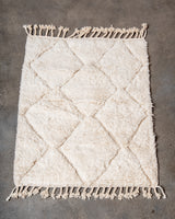 Moderner, handgefertigter Berber-Teppich aus Marokko. Beniourain-Teppich mit minimalistischem Design, natürlichem Wollflor und flauschiger Textur.