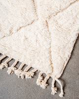 Moderner, handgefertigter Berber-Teppich aus Marokko. Beniourain-Teppich mit minimalistischem Design, natürlichem Wollflor und flauschiger Textur.