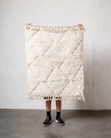 Moderner, handgefertigter Berber-Teppich aus Marokko. Beniourain-Teppich mit minimalistischem Design, natürlichem Wollflor und flauschiger Textur.